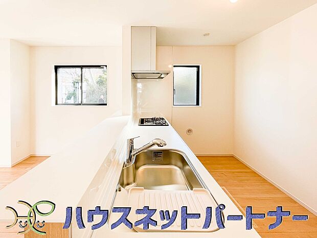 家族の様子を見ながらキッチンでお料理。一日の出来事を会話しながらの家事は嬉しいコミュニケーション。