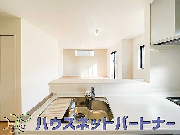 明るく開放的なオープンキッチン。家族とのコミュニケーションが取りやすく、みんなの笑顔が溢れます。