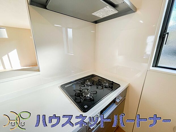 三口コンロで料理の幅を拡げてくれる使いやすいシステムキッチンを採用。洗い場も大きいので野菜や食器を洗ったりする際にも捗り、奥様の強い味方となってくれるはずです。