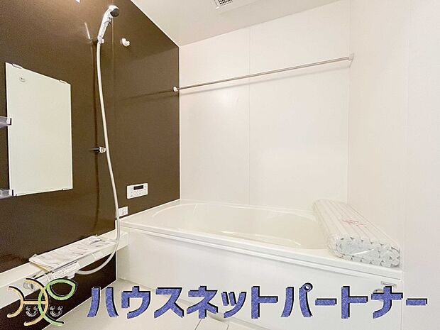 心地よいバスタイムを演出する浴室はゆとりあるサイズを採用。保温機能付き、汚れをはじく有機ガラス系の新素材を採用した浴室。美しく機能的な設備を採用。