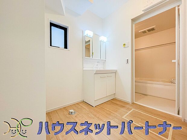 大きく見やすい三面鏡で清潔感ある洗面台は、身だしなみチェックや肌のお手入れに最適です。何かと物が増える場所だからこそ、スッキリと見映えの良い空間に拵えました。