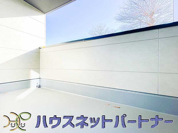 青い空が近くに感じるバルコニーは、爽やかな風をお部屋へ運んでくれます。