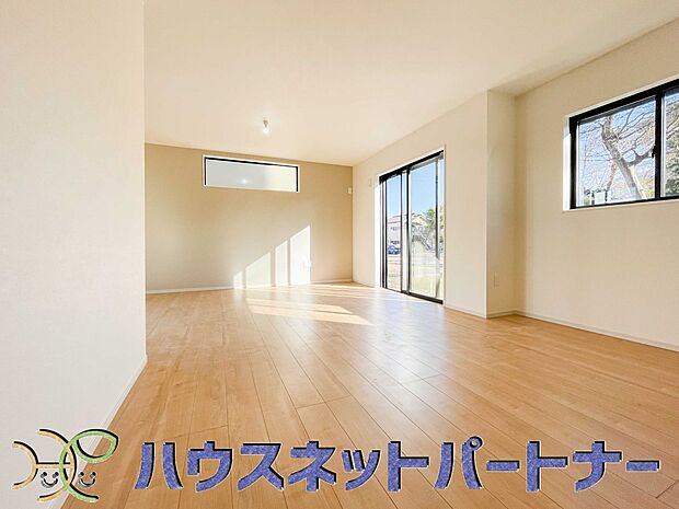 明るく開放的なダイニング。家族とのコミュニケーションが取りやすく、みんなの笑顔が溢れます