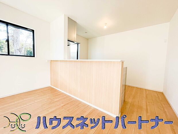 キッチン吊戸棚を無くす事によって、コミュニケーションを重視した設計に致しました。区画によって変わる一体感を、実際にご覧になって頂けましたらと思います。 