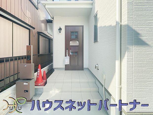 お客様も迎える玄関は高級感のある造りです。