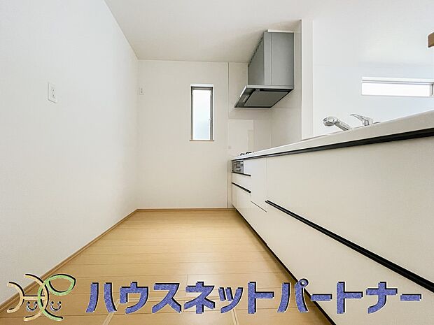 明るい自然光が入る作業スペースを多くとったキッチン採用。夫婦揃ってキッチンに立っても調理がしやすく、家事をしながら会話も弾みます。食器類もすっきりと片付く収納力。