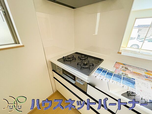 三口コンロで料理の幅を拡げてくれる使いやすいシステムキッチンを採用。洗い場も大きいので野菜や食器を洗ったりする際にも捗り、奥様の強い味方となってくれるはずです。