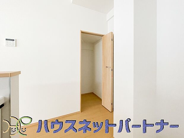 パントリー(食料庫)常温保存できるパン、お米、調味料、缶詰など、日常的に使うものや未開封の食品の収納にぴったり。棚にものを並べて収納すれば、何が足りないのかひと目で確認できます。