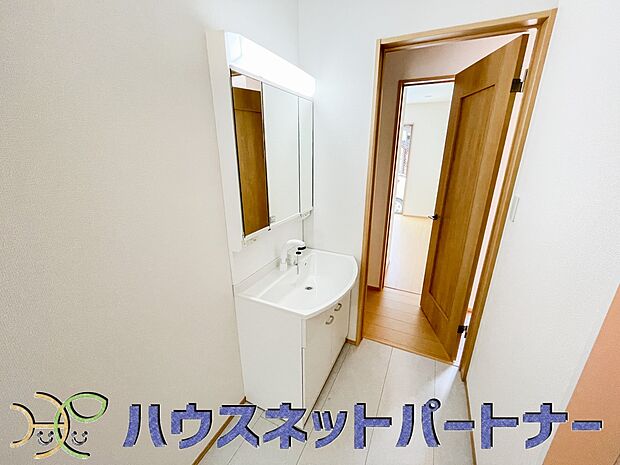 十分な大きさの洗面台は、身だしなみチェックや歯磨きなど、朝の慌ただしい時間でもホテルライクなスペースで余裕とゆとりを感じて頂けます。