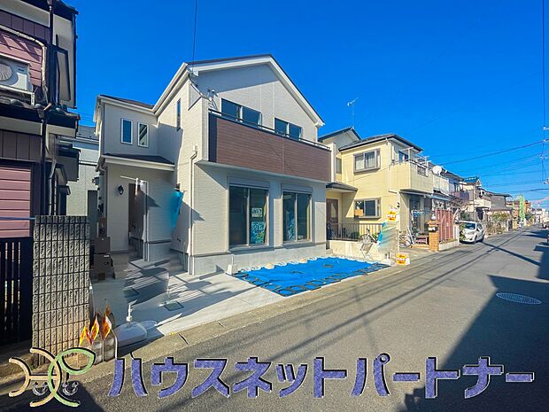 前面道路は5mあり広いので駐車も楽ちん。