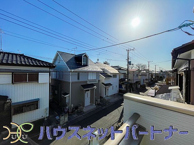 青い空が近くに感じるバルコニーは、爽やかな風をお部屋へ運んでくれます。