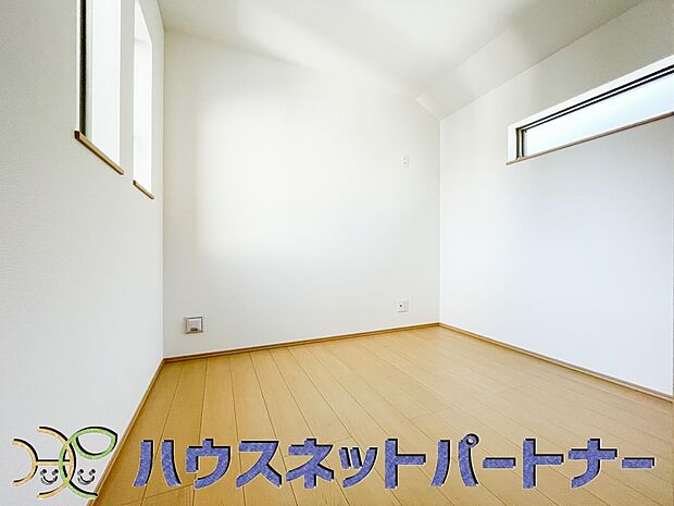 柔らかな日差しが入る洋室は落ち着いた雰囲気のお部屋です。ベッドを置いてゆったりと心も体も休まるお部屋へ。