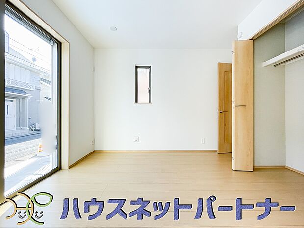 独立性を高めたお部屋。たっぷりの収納も配備しており、片付いた空間を現実出来そう。陽光も降り注ぐ明るく開放的な空間が魅力的。