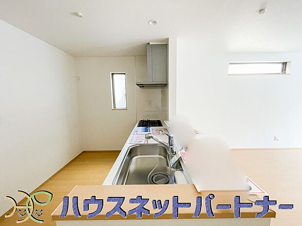 キッチンカウンターがあると配膳が楽なことがメリットの一つ。後片付けをするときも、ダイニングテーブルからあまり動かずに流し台へ運ぶことができるので便利です♪