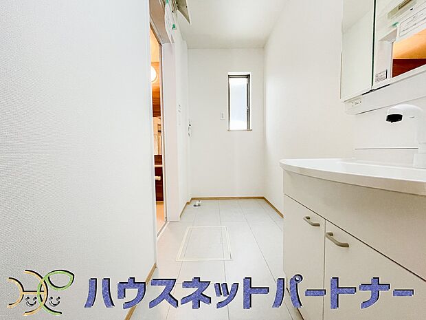 毎日使う洗濯機。しっかりと奥行きのある置き場が確保されています。