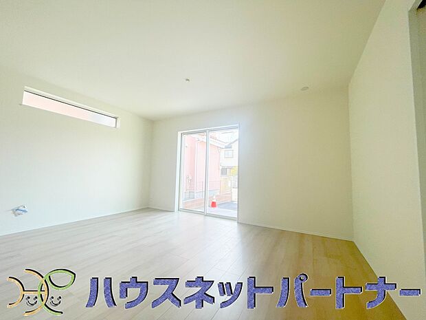 通風・採光に優れ、心地よい光と風が溢れています。 贅沢で豊かな居住性と、プライドを満たすクオリティが見事に調和した住空間。新築ならではの快適なひとときをご体感頂ける筈です。