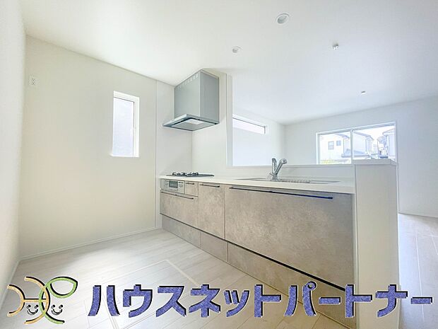 明るい自然光が入る作業スペースを多くとったキッチン採用。夫婦揃ってキッチンに立っても調理がしやすく、家事をしながら会話も弾みます。食器類もすっきりと片付く収納力。