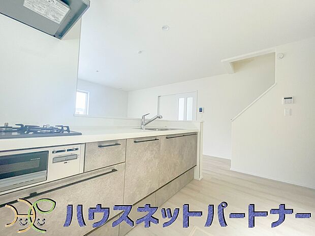 キッチン吊戸棚を無くす事によって、コミュニケーションを重視した設計に致しました。区画によって変わる一体感を、実際にご覧になって頂けましたらと思います。