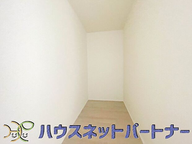 パントリー(食料庫)常温保存できるパン、お米、調味料、缶詰など、日常的に使うものや未開封の食品の収納にぴったり。棚にものを並べて収納すれば、何が足りないのかひと目で確認できます。