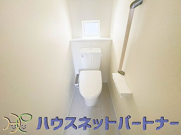シャワー付きトイレは2ヶ所。安全性を考慮して手すりを付けています。