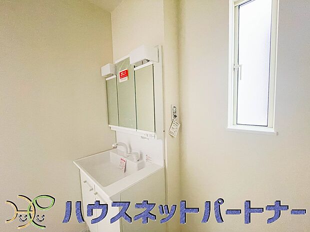 大きく見やすい三面鏡で清潔感ある洗面台は、身だしなみチェックや肌のお手入れに最適です。何かと物が増える場所だからこそ、スッキリと見映えの良い空間に拵えました。