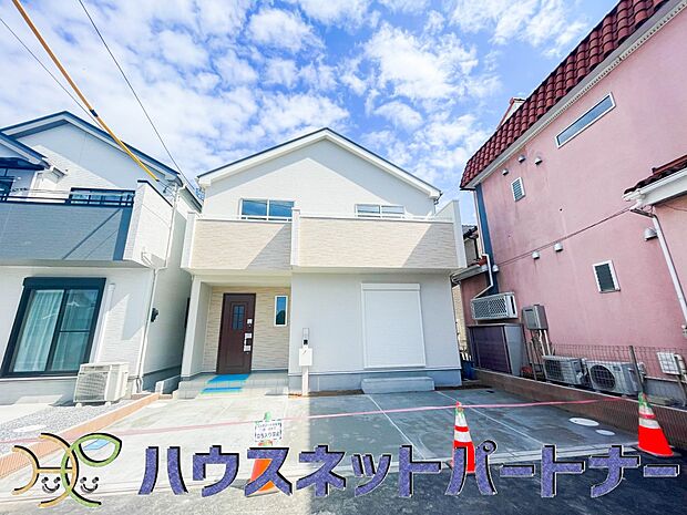 堂々たる趣ながら、主張し過ぎずどこか余裕を感じさせるシャープなフォルムで佇む邸宅は、晴天の空と照らし合わせる事で、本来あるべき完成形の姿を見せてくれます。