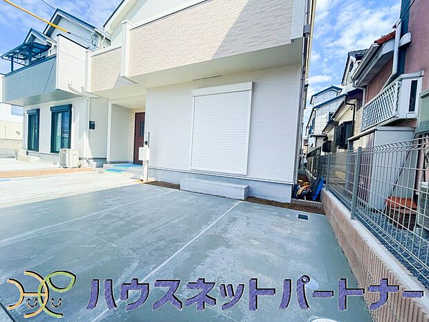 カースペース2台可。敷地内に駐車スペースが2台分確保されています。通勤、お出かけ、ショッピングなど、家族で出かける際の足となる車。状況に応じて使い分けたい、そんな方におすすめです。