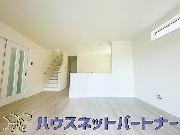 階を移動する際にリビングを通る、リビングイン階段。自然なかたちで家族が集まるため、お子様の個室が2階にある場合でも、毎日の挨拶や会話が増えやすくなります。