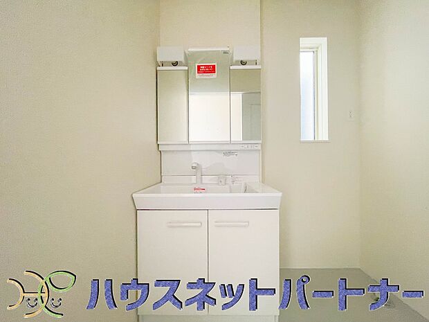 洗面室のある脱衣所は広々。脱いだお洋服をそのままお洗濯。