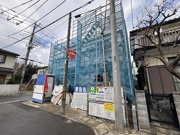 街に溶け合う美しい景観と、採光や風通しを考えて設計された間取り。近隣の視線を考え調整した窓位置など、外観だけでなく、住まうご家族の心地よさを最優先しました。