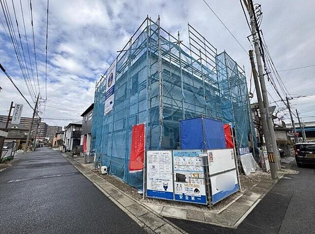 角地でお車を駐車するのも楽々。広い道路なのでお子様の通学も安心ですね。