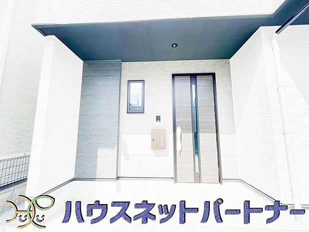 上質感漂う玄関へのアプローチ。居住者の帰り、訪れる方を優しく迎える・安らぎに満ちた生活空間を予感させる。健やかな暮らしを楽しめそう。