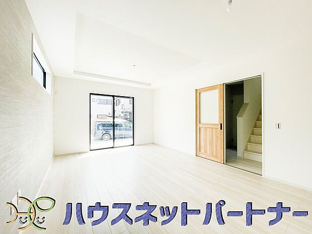 明るい日差し入るリビングは、お友達を招きパーティーが楽しめる広さですよ。