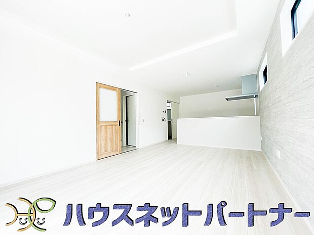 17帖のLDKは広々。光彩豊かでリラックスした空気がお部屋全体に広がります。