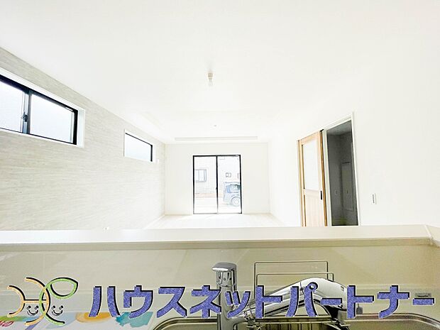 キッチン吊戸棚を無くす事によって、コミュニケーションを重視した設計に致しました。区画によって変わる一体感を、実際にご覧になって頂けましたらと思います。