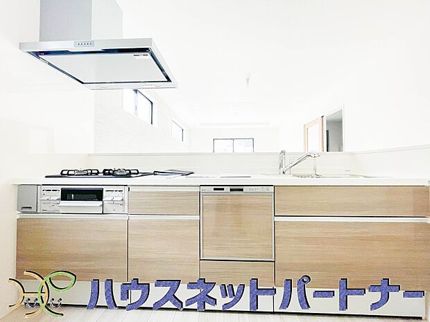 カウンターキッチンは広くて収納力もあるので、快適に料理をすることができます。食器や炊事用具を手の届くところに配置しやすいため調理もスピーディーです。