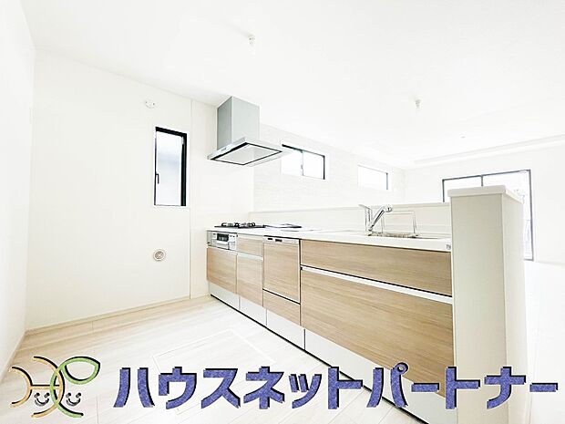 明るい自然光が入る作業スペースを多くとったキッチン採用。夫婦揃ってキッチンに立っても調理がしやすく、家事をしながら会話も弾みます。食器類もすっきりと片付く収納力。