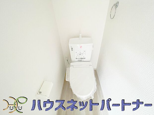 快適な生活を送るための必須アイテムとなった洗浄機能付トイレ。おしり洗浄、ビデ洗浄、暖房便座の3つの機能を標準装備しています