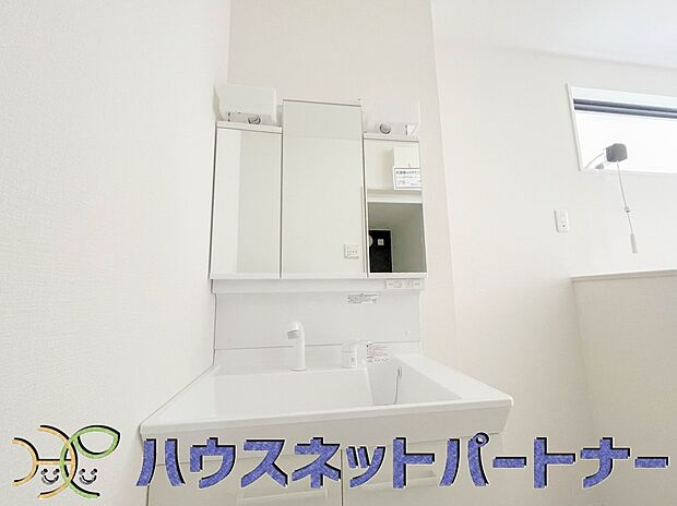 大きく見やすい三面鏡で清潔感ある洗面台は、身だしなみチェックや肌のお手入れに最適です。何かと物が増える場所だからこそ、スッキリと見映えの良い空間に拵えました。