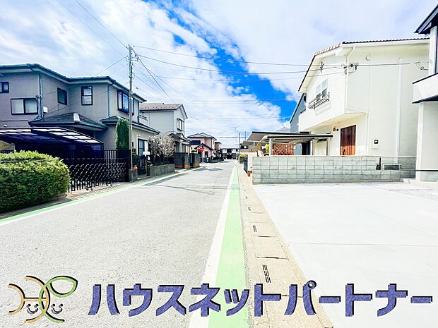 前面道路は6mあり広いので駐車も楽ちん。