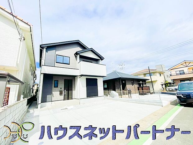 堂々たる趣ながら、主張し過ぎずどこか余裕を感じさせるシャープなフォルムで佇む邸宅は、晴天の空と照らし合わせる事で、本来あるべき完成形の姿を見せてくれます。