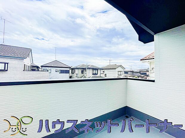 南バルコニーから差し込む陽光・通風は、住環境・快適性と共に有り続ける貴重な「財産」です。この新築戸建に住まう事で手に入れるものは、きっと日常にとっても貴重な存在となるはずです。