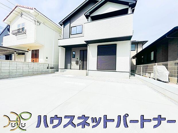 カースペース並列2台可。道路に面したカースペースが2台分あるので、縦列2台のカースペースの様に面倒な車の入替えは必要ありません。ストレスフリーなカーライフを満喫できます。