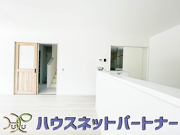 忙しい朝でも家族揃って食事をして頂ける、ゆとりある大きさのダイニングスペース。奥様の手料理をカウンター越しに受けとって頂き、テーブルで囲む素敵な時間を存分にお愉しみ下さい。