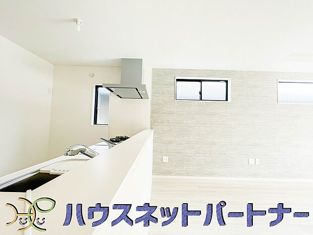 家族の様子を見ながらキッチンでお料理。一日の出来事を会話しながらの家事は嬉しいコミュニケーション。