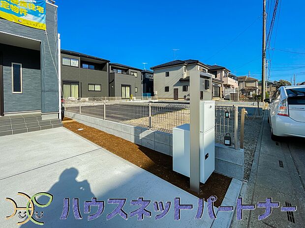 宅配ボックス。好きな時間にいつでも荷物を受取れるため、到着時間を気にして自宅で待機したり、再配達の連絡をする手間がかかりません。共働きなど不在が多い方、ネット通販の利用が多い方に大変便利。