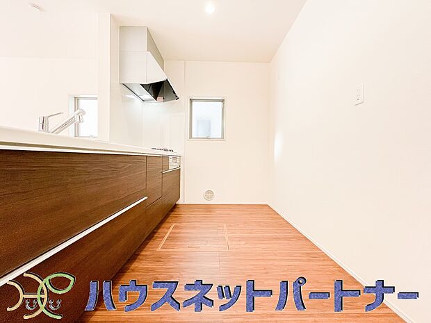 明るい自然光が入る作業スペースを多くとったキッチン採用。夫婦揃ってキッチンに立っても調理がしやすく、家事をしながら会話も弾みます。食器類もすっきりと片付く収納力。