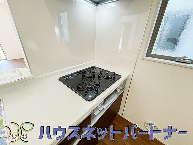 三口コンロで料理の幅を拡げてくれる使いやすいシステムキッチンを採用。洗い場も大きいので野菜や食器を洗ったりする際にも捗り、奥様の強い味方となってくれるはずです。