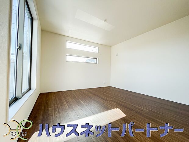 明るい窓のあるお部屋は子供部屋にぴったり。可愛い家具で素敵なお部屋に。