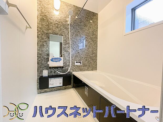 高級感溢れるカラーと大きさ・柔らかな曲線で構成された半身浴も楽しめるバスタブが心地よさをもたらします。